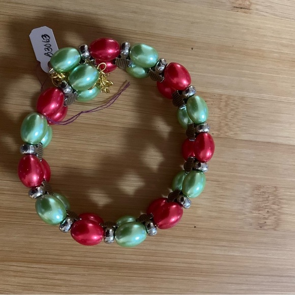 Hand Crafted Pearl Cuff Bracelet Red Green Gold Button Pearls Gold Chain Medium - Picture 4 of 6